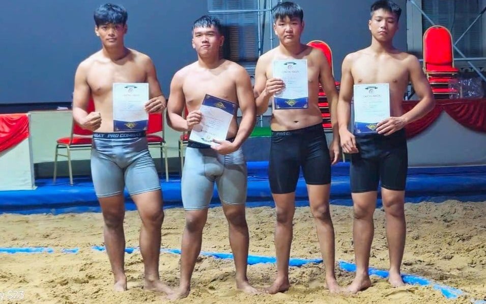 Long An a remporté 4 médailles au Championnat national de lutte de plage pour jeunes