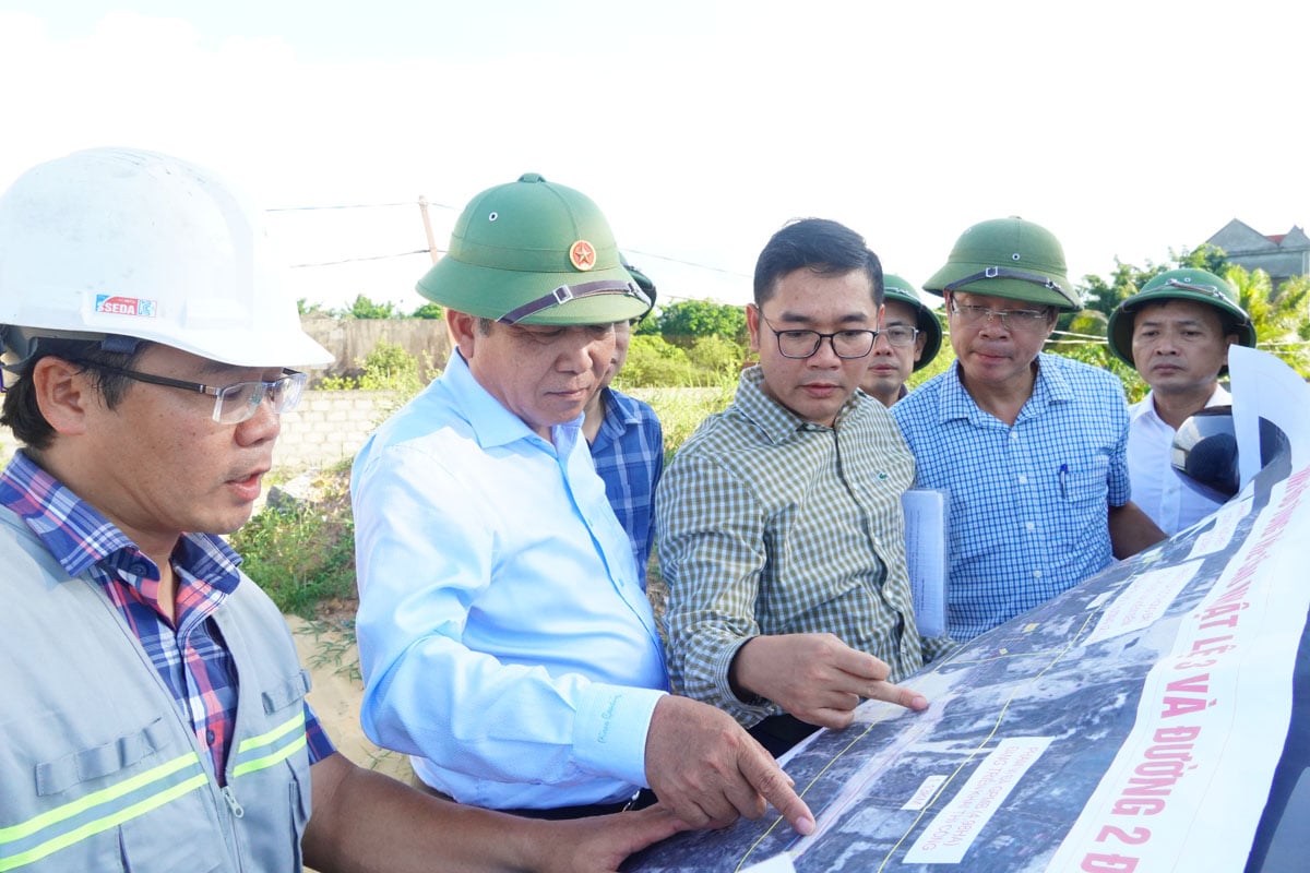 Phó chủ tịch UBND tỉnh Quảng Bình Đoàn Ngọc Lâm nghe BQL Dự án báo cáo tiến độ thi công đường hai đầu cầu