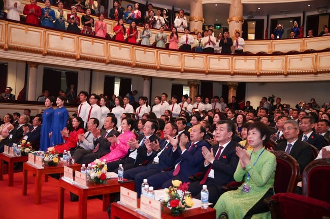 Rực rỡ chương trình nghệ thuật đặc biệt &quot;Ánh sáng và niềm tin&quot; chào mừng Đại hội đại biểu Đảng bộ Bộ VHTTDL nhiệm kỳ 2025–2030 - Ảnh 2.