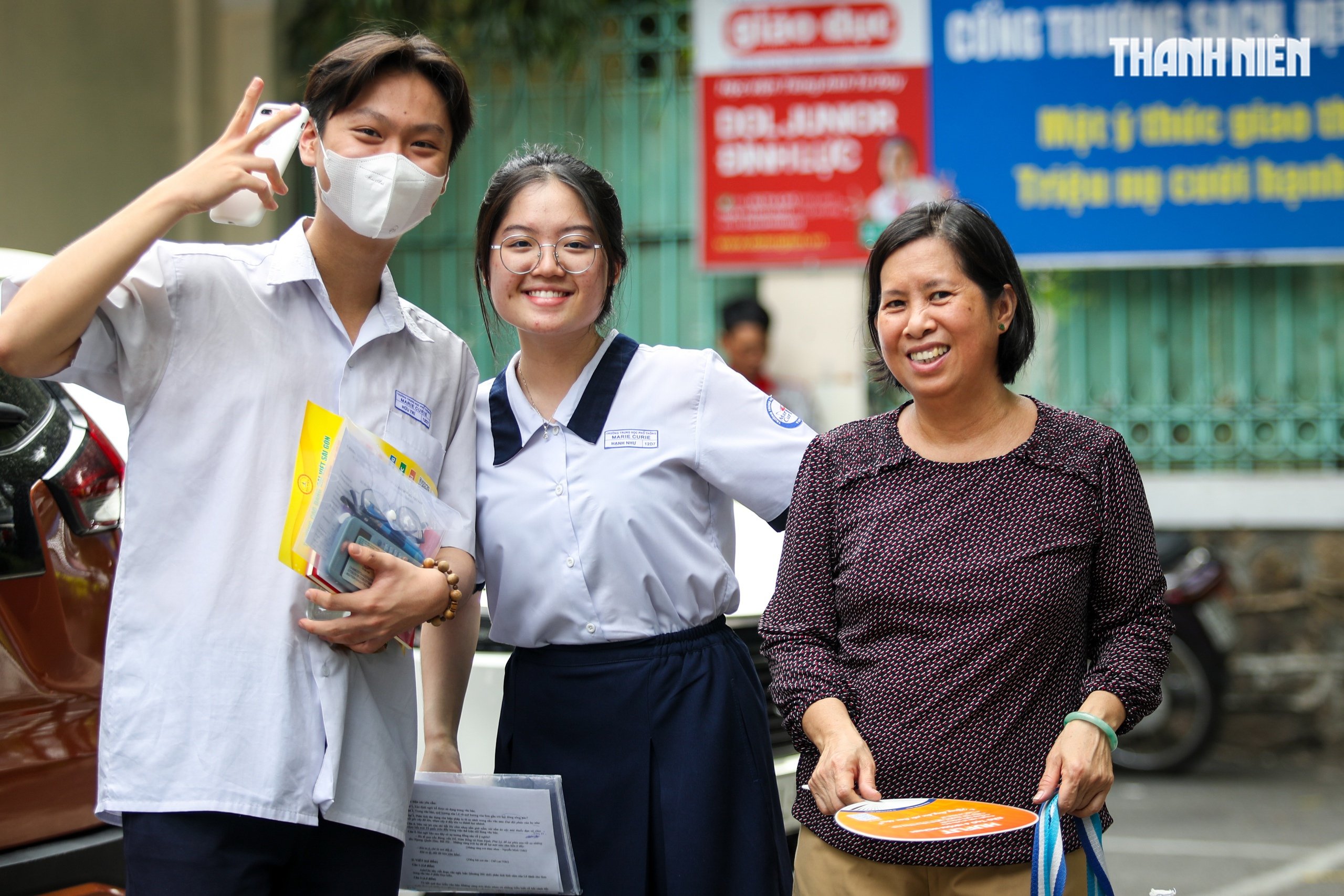 Imágenes emotivas de los candidatos en la ciudad de Ho Chi Minh en el primer día del examen de graduación de secundaria de 2025 - Foto 19.