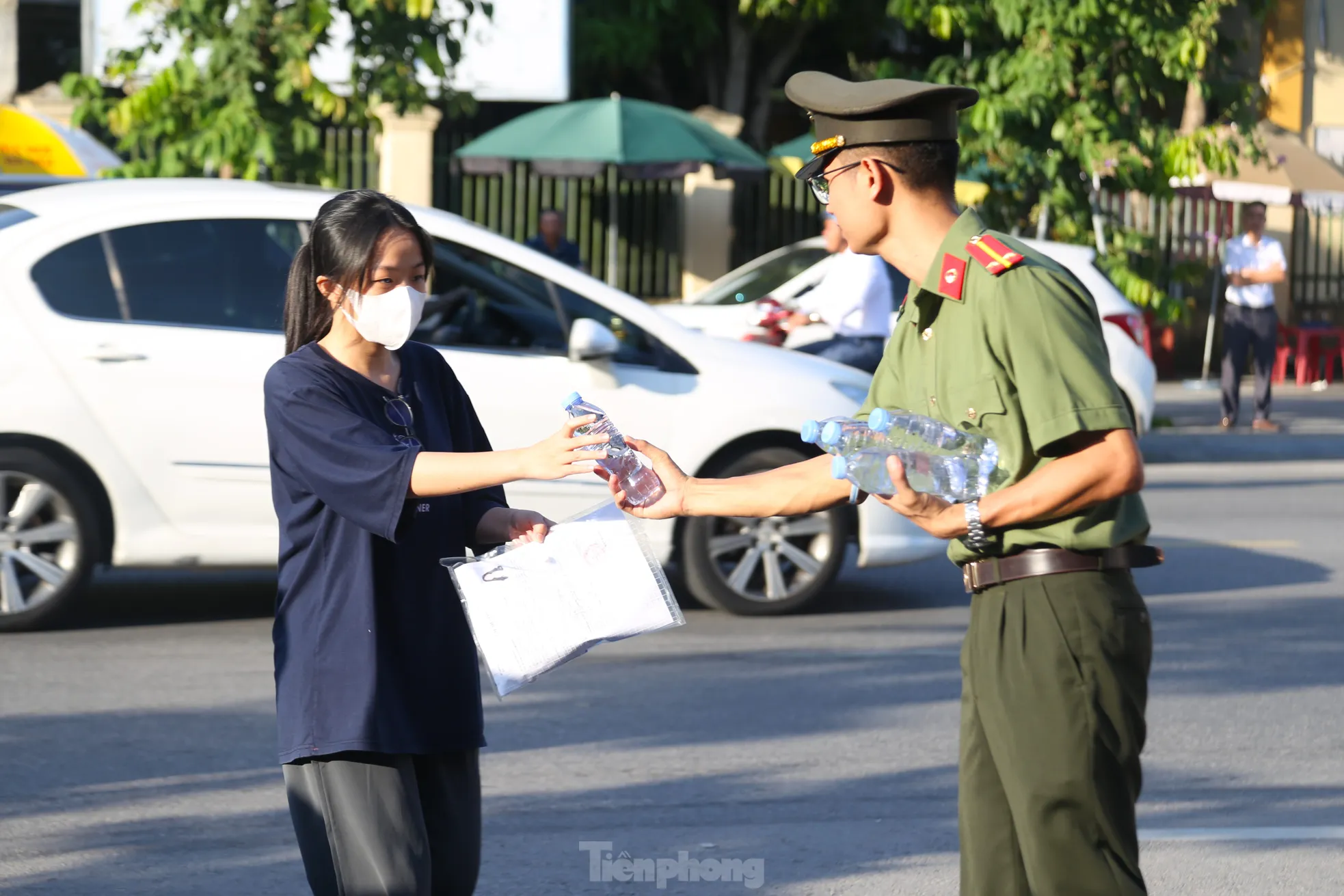 Hành động 'đặc biệt' của sỹ tử trước giờ thi ảnh 4