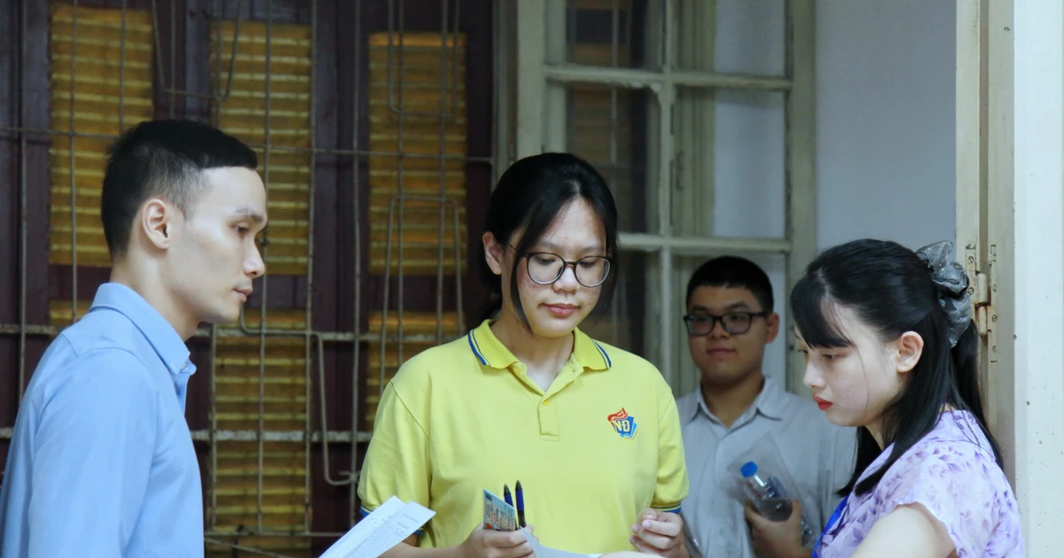 Báo cáo của Bộ GD&ĐT cho biết, trong buổi thi Ngữ văn, tình hình vi phạm quy chế thi của thí sinh như sau: Mức độ Năm 2025 Năm 2024 Khiển trách 0 2 Cảnh cáo 0 1 Đình chỉ 10 12 Bộ GD&ĐT cho biết, sáng 26/6, cả nước có hơn 1,1 triệu thí sinh dự thi môn Ngữ văn, đạt tỷ lệ 99,37 %. Trong đó, có 1.132.284 thí sinh dự thi theo Chương trình giáo dục phổ thông 2018 (đạt tỷ lệ 99,52 %); 19.403 thí sinh dự theo Chương trình giáo dục phổ thông 2006 (đạt tỷ lệ 90,65 %). Thông tin chung về số lượng thí sinh và điểm thi như sau: Chương trình GDPT Tổng số thí sinh ĐKDT Số điểm thi Số phòng thi Số thí sinh dự thi Tỷ lệ dự thi 2018 1.132.284 2.409 48.967 1.126.889 99,52 % 2006 19.403 85 851 17.588 90,65 % Tổng hợp 1.151.687 2.494 49.818 1.144.477 99,37 %