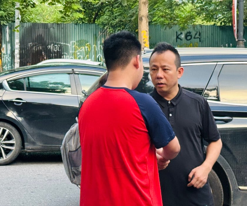 Phụ huynh bắt tay tiếp sức con trước khi vào phòng thi.