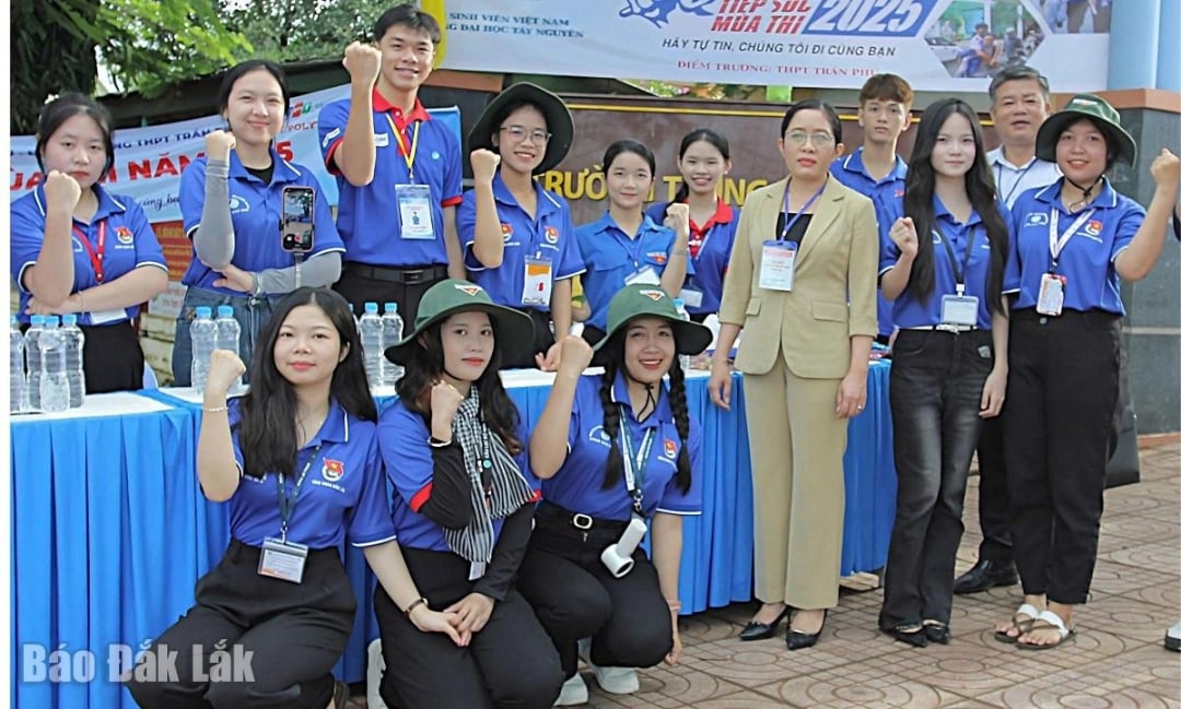 Phó Trưởng Ban thường trực Ban Chỉ đạo thi tỉnh Lê Thị Thanh Xuân động viên lực lượng tiếp sức mùa thi tại Điểm thi 