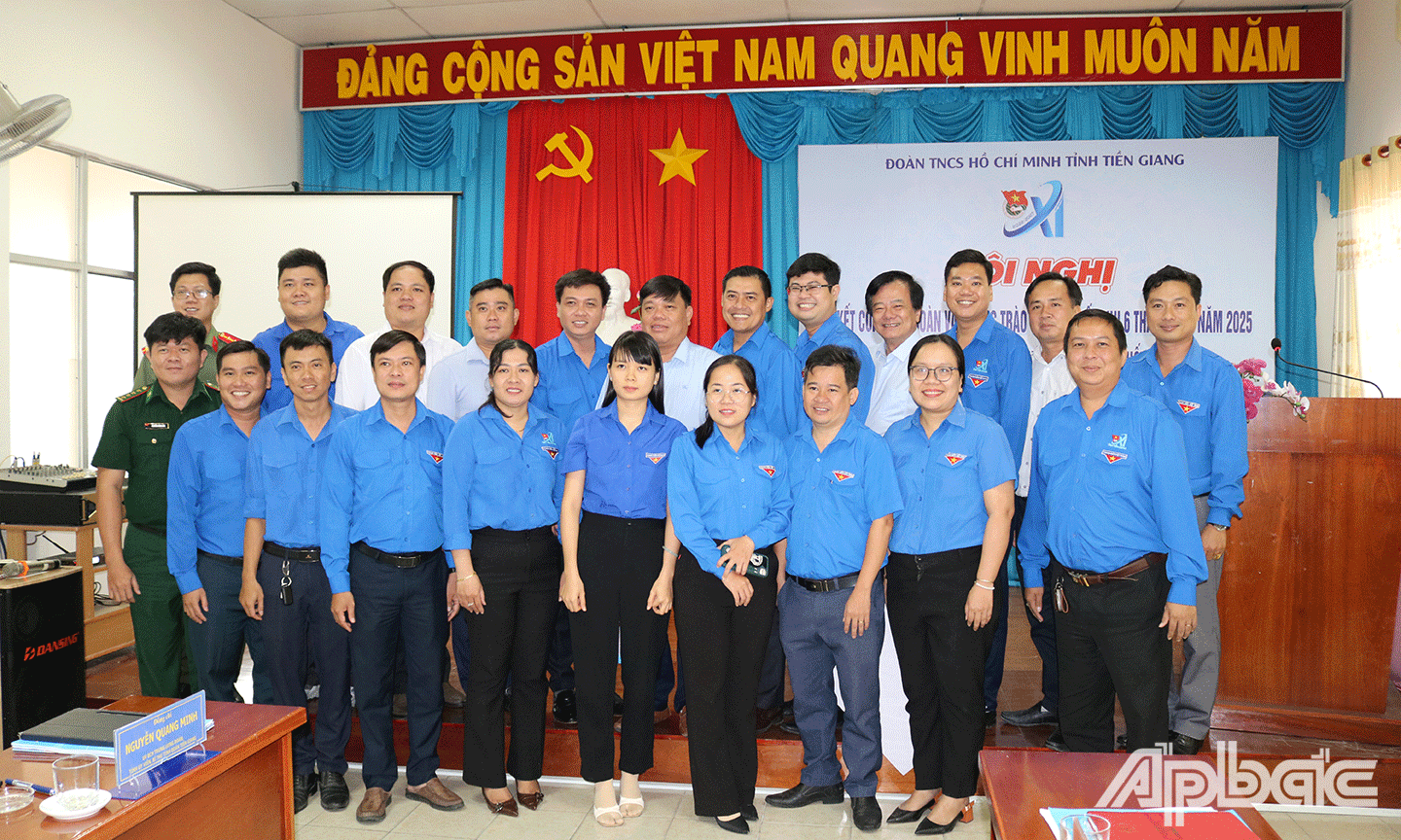 Đại biểu chụp ảnh lưu niệm tại hội nghị
