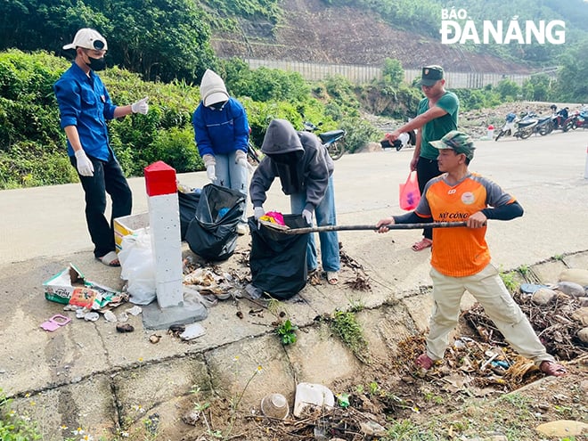 La delegación de la comuna de Hoa Bac (distrito de Hoa Vang) comenzó a limpiar la zona del arroyo de la aldea de Ta Lang, contribuyendo así a la protección del medio ambiente. Foto: DVCC