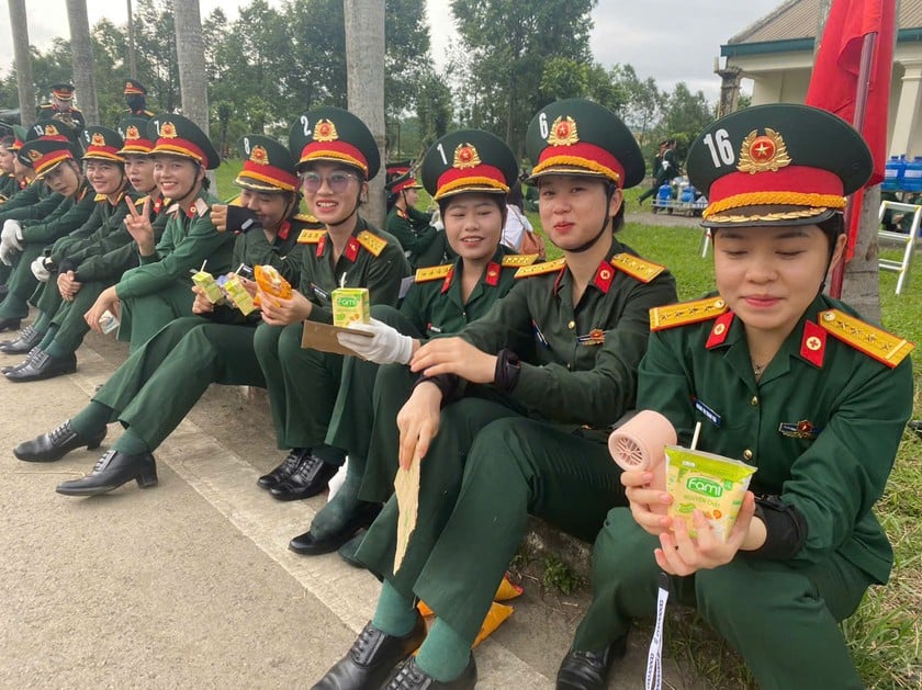 Giờ nghỉ của các nữ sĩ quan quân y. (Ảnh trong bài: Lam Hạnh)