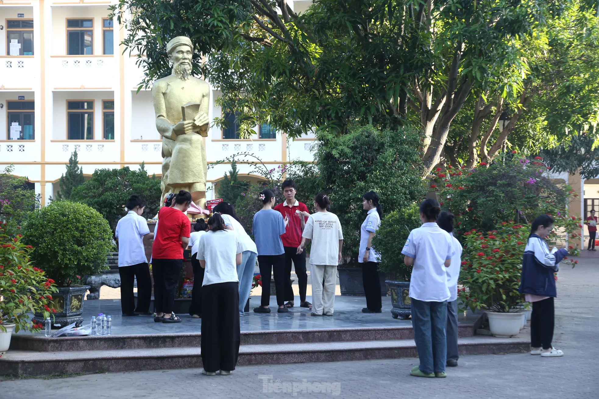 Hành động 'đặc biệt' của sỹ tử trước giờ thi ảnh 7