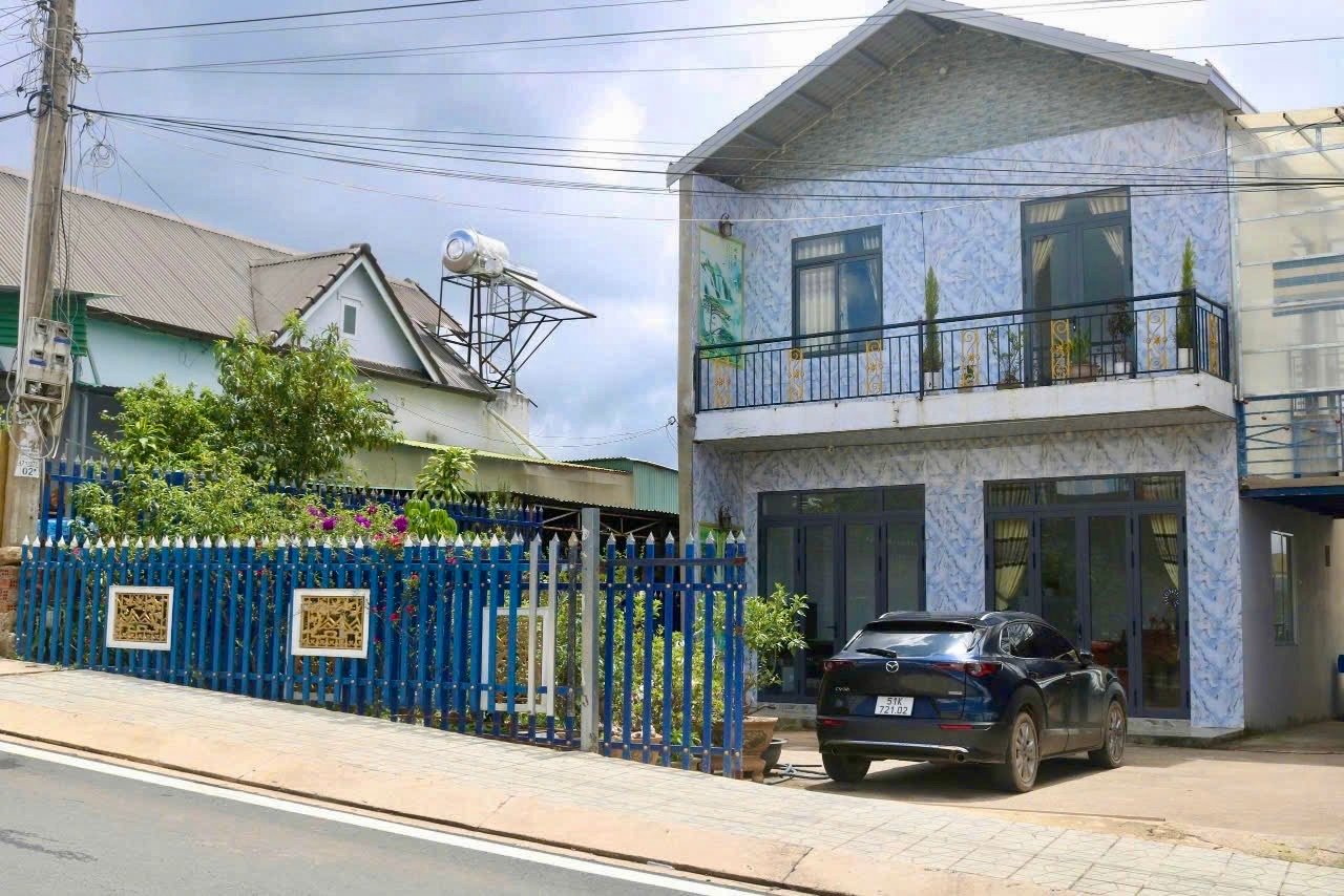 Những ngôi nhà khang trang kiên cố ngập tràn sắc màu hoa và cây xanh tại xã Đạ Nhim