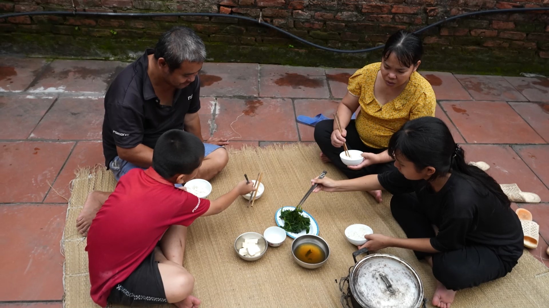 Bữa cơm đạm bạc của gia đình em Thu Hà chỉ có rau luộc và vài miếng đậu hũ.