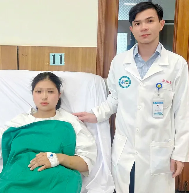 Nữ sinh gặp tai nạn nát cổ chân, đến điểm thi bằng xe cứu thương ảnh 2