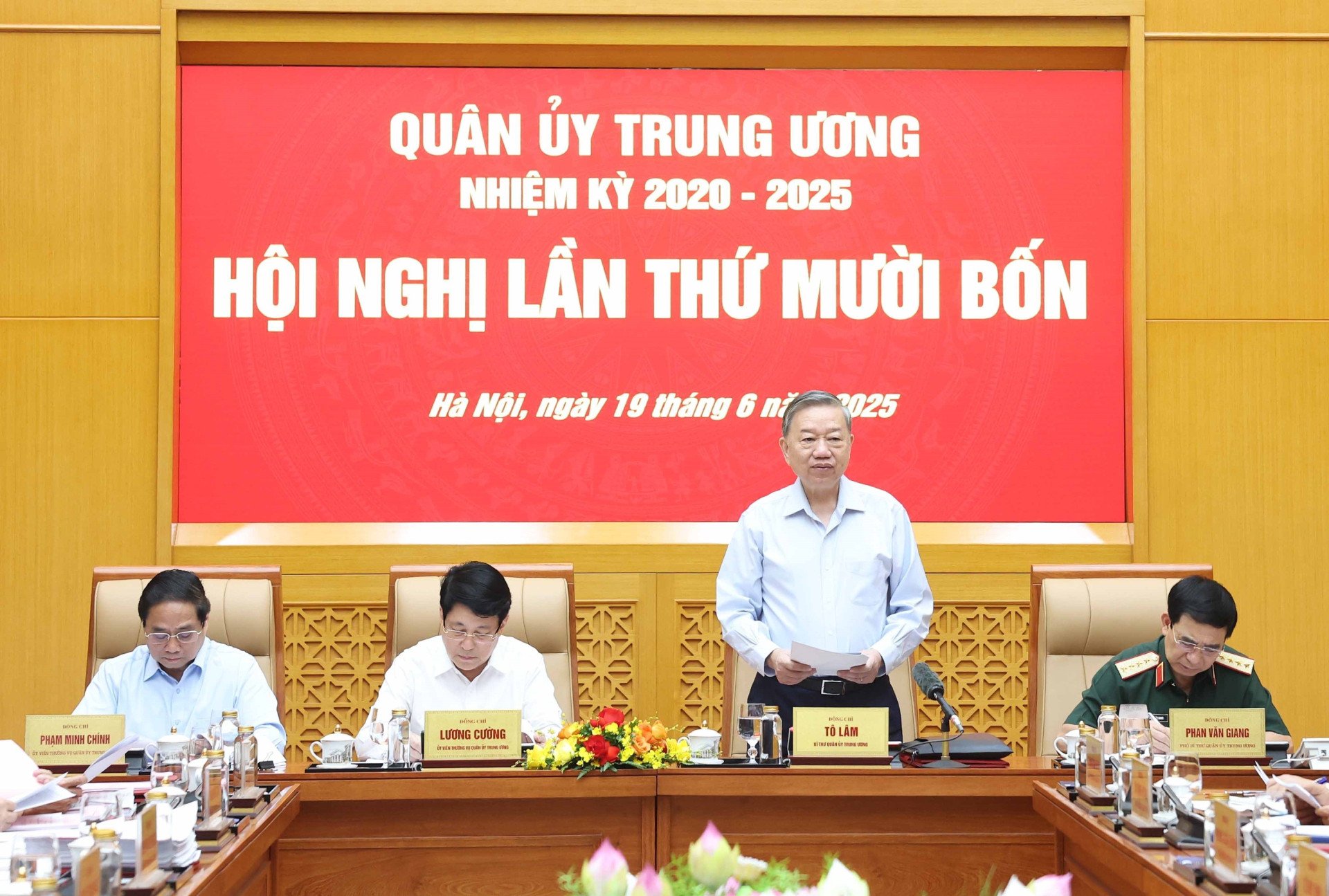 vna_potal_tong_bi_thu_to_lam_chu_tri_hoi_nghi_quan_uy_trung_uong_lan_thu_muoi_4_8100432 (1).jpg