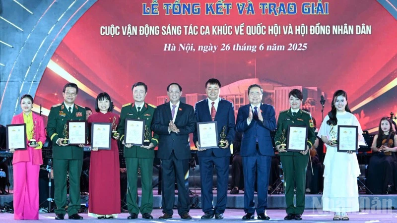 ប្រគល់​រង្វាន់​យុទ្ធនាការ​និពន្ធ​បទ​ចម្រៀង​អំពី​រដ្ឋសភា និង​ក្រុម​ប្រឹក្សា​ប្រជាជន​ដល់​ស្នាដៃ​តន្ត្រី​ឆ្នើម​ចំនួន ៣៣
