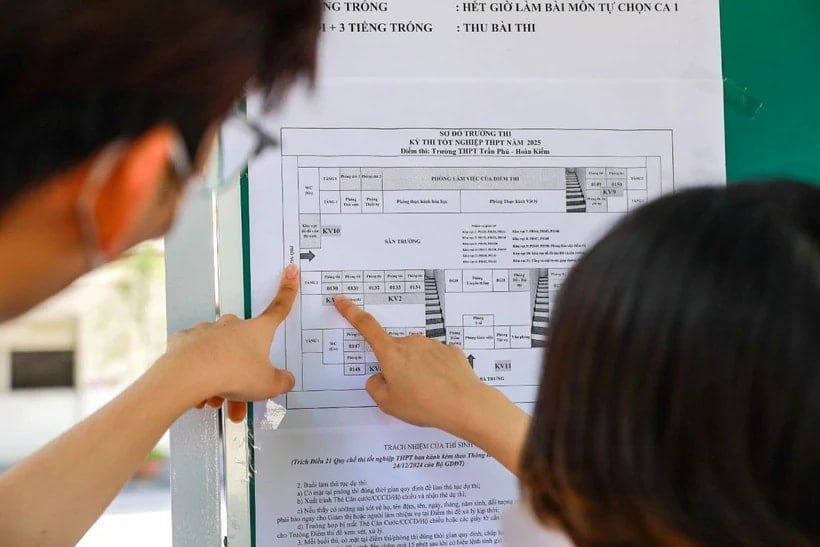 Thí sinh làm thủ tục dự thi tại một điểm thi. (Ảnh: Khánh Hòa/TTXVN)