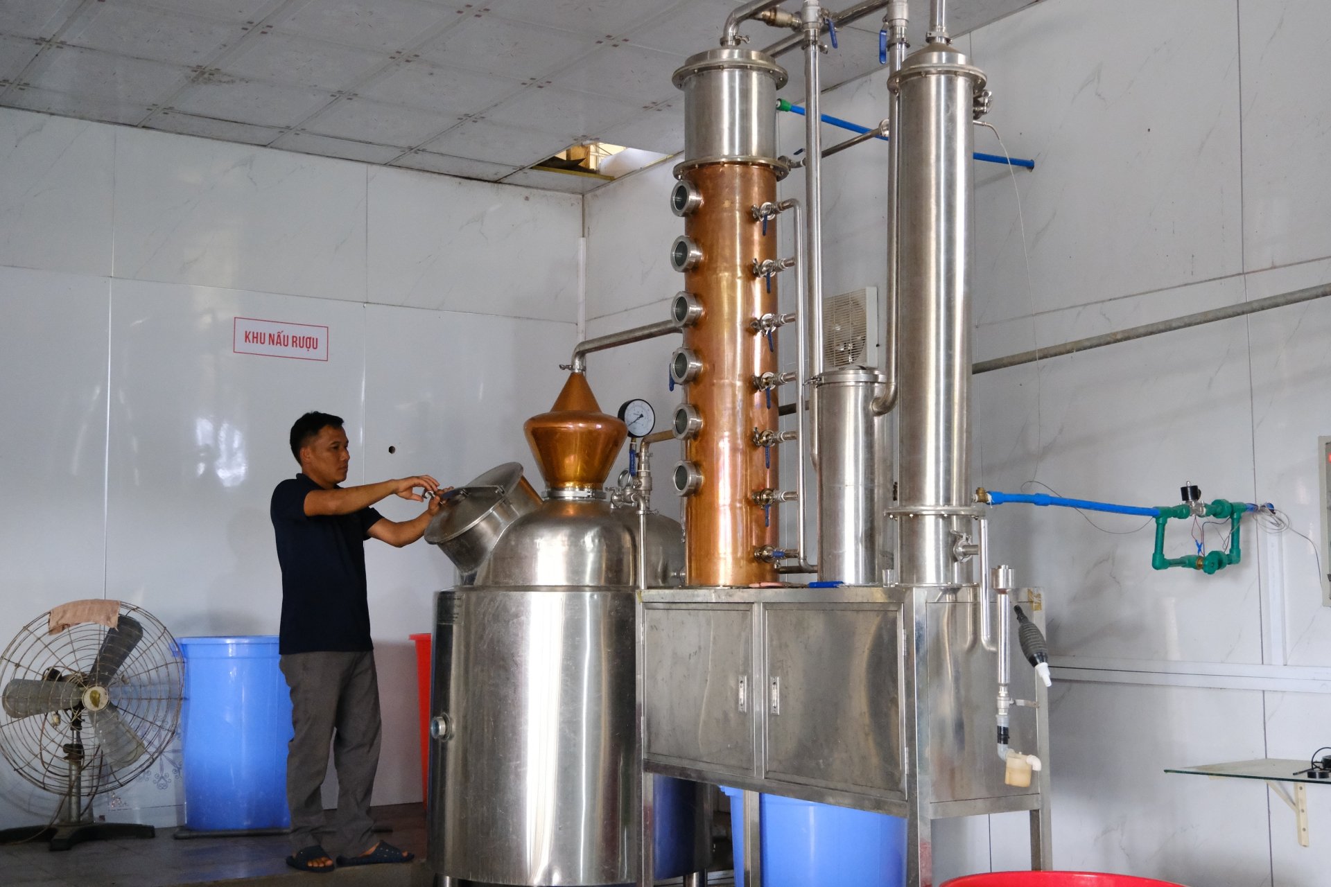 Công đoạn chưng cất tại Hợp tác xã An Phát với hệ thống tháp chưng cất đa tầng