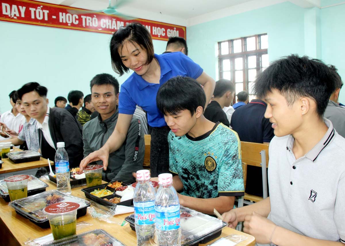 Quan Ba ​​District Youth Union gives free meals to support highland candidates in the 2025 High School Graduation Exam at Quyet Tien High School exam site.