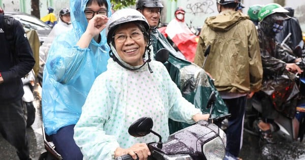 Không ngại mưa to, phụ huynh ở TP HCM vẫn bám trụ trước điểm thi chờ con