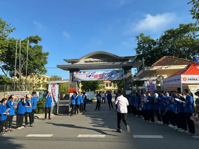 សិស្សជិត 1.15 លាននាក់ឆ្លងផុតការប្រឡងចក្រពត្តិ៖ សំណួរប្រឡងផ្ទាល់ ការដោះស្រាយសំណួរអក្សរសាស្ត្រ រូបថតទី 3