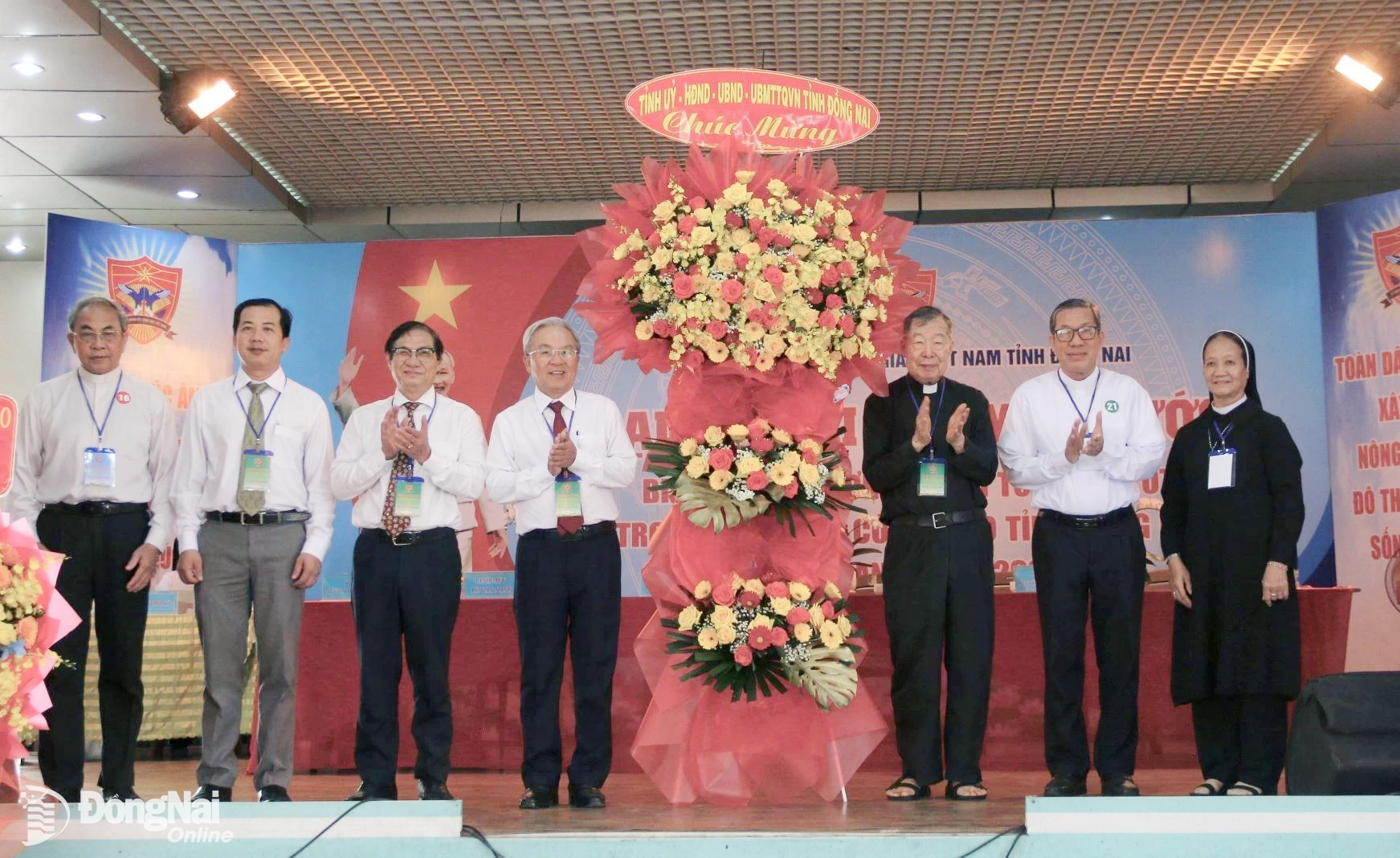 Các đồng chí lãnh đạo tỉnh tặng hoa chúc mừng đại hội. Ảnh: Nga Sơn