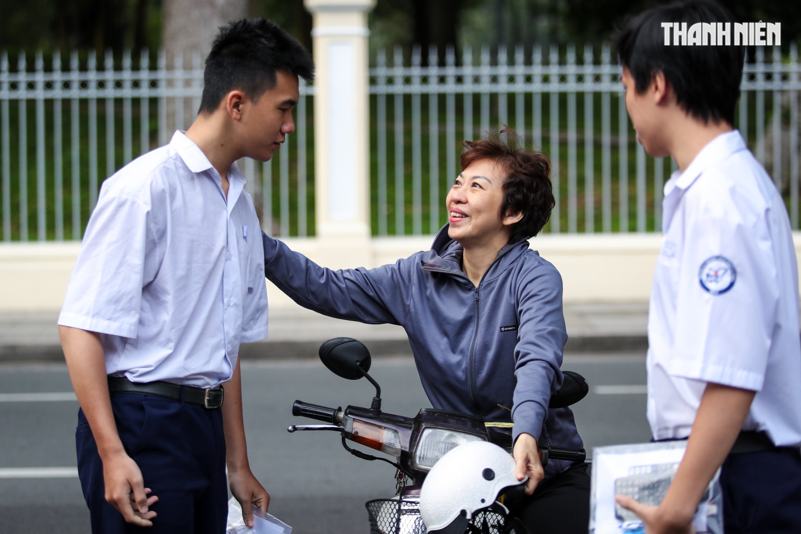 Imágenes emotivas de los candidatos en la ciudad de Ho Chi Minh en el primer día del examen de graduación de secundaria de 2025 - Foto 3.