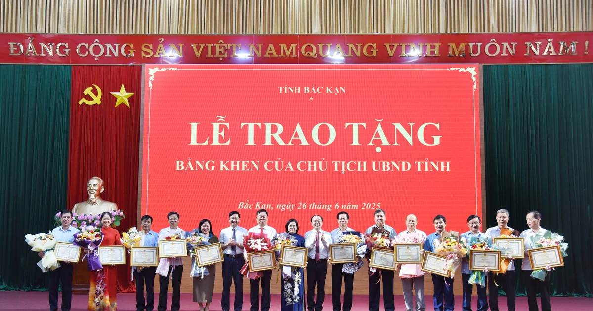 Tỉnh ủy Bắc Kạn tổ chức Hội nghị cán bộ chủ chốt và gặp mặt lãnh đạo tiền nhiệm