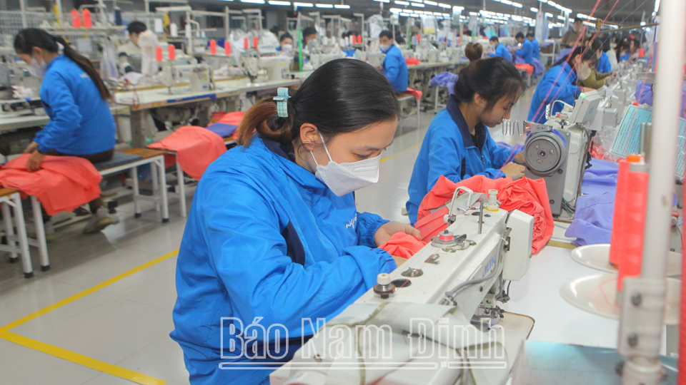Sản xuất hàng may mặc xuất khẩu tại Công ty Cổ phần May Nam Tiến (Nam Trực).