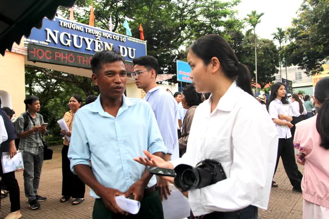 Nhiều giáo viên, cán bộ thôn thi tốt nghiệp THPT ảnh 3