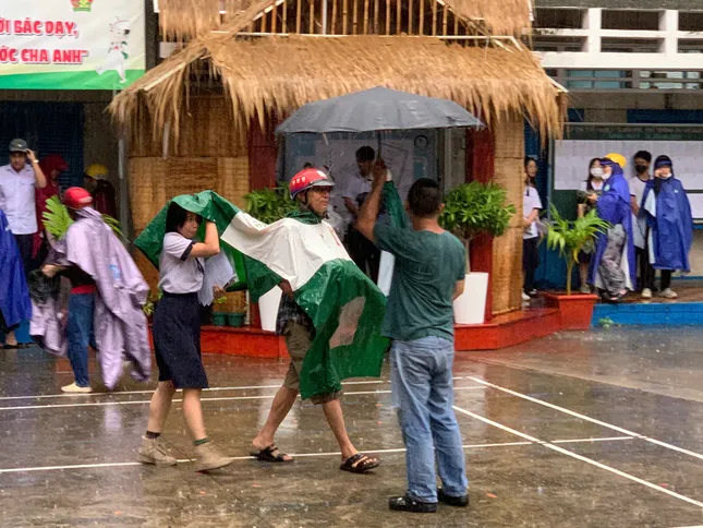 ប៉ះរូបភាពឪពុកម្តាយនៅទីក្រុងហូជីមិញ រង់ចាំកូនៗប្រឡងបាក់ឌុប រូបថតទី៦