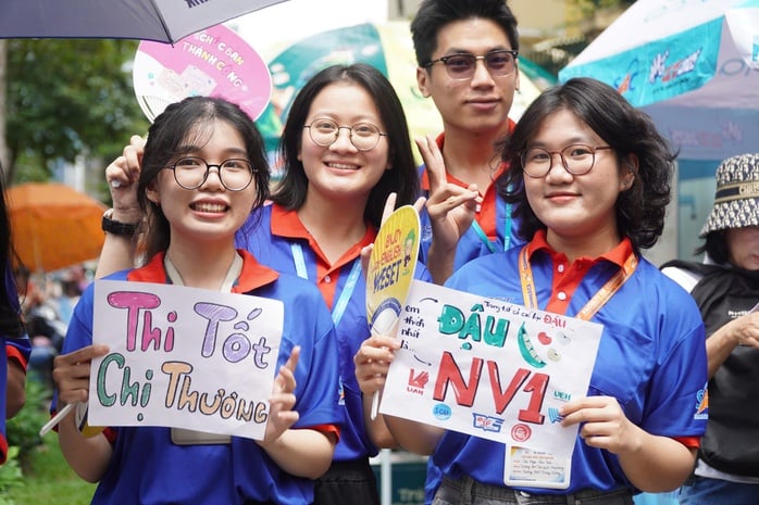 Thi tốt nghiệp THPT2025: Thí sinh làm bài thi môn toán, đón xem gợi ý giải đề - Ảnh 2.