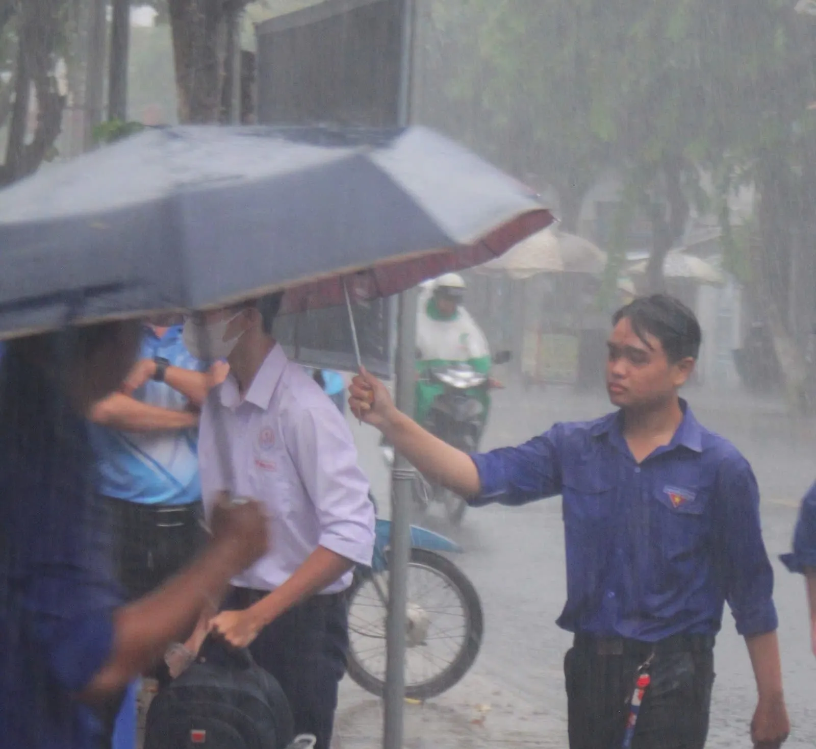 Tình nguyện viên dầm mưa hỗ trợ thí sinh ảnh 3
