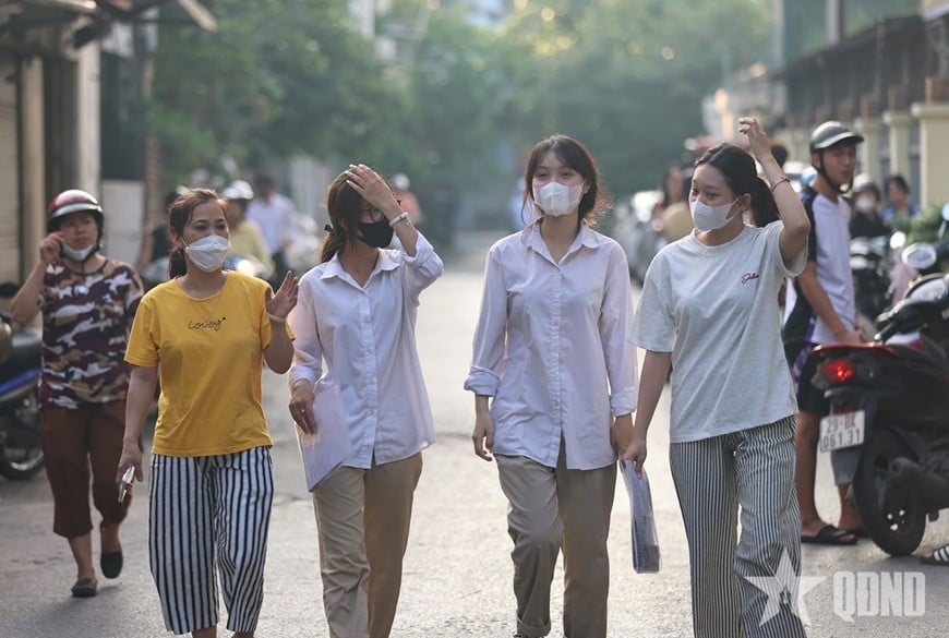 Nhiều thí sinh có mặt tại điểm thi từ rất sớm. 