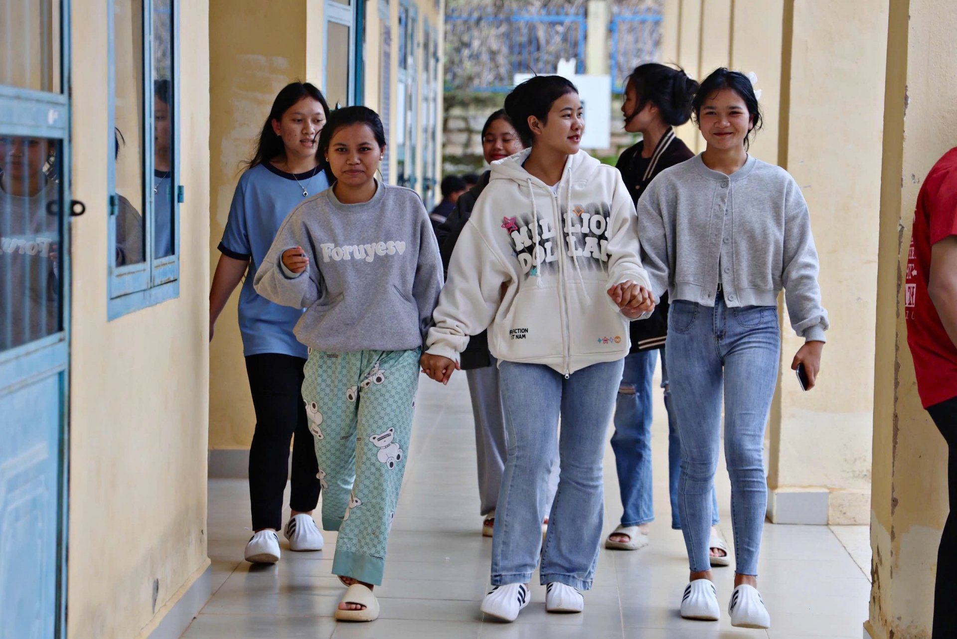 Für die Prüfungskandidaten der Langbiang High School ist der Aufenthalt im Wohnheim während der Abschlussprüfungstage der High School ein sehr angenehmer Aufenthalt.