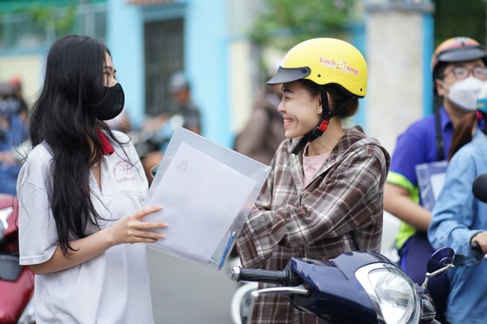 Túc trực tại điểm thi, cô hiệu phó lo lắng điểm danh từng học sinh của mình- Ảnh 4.