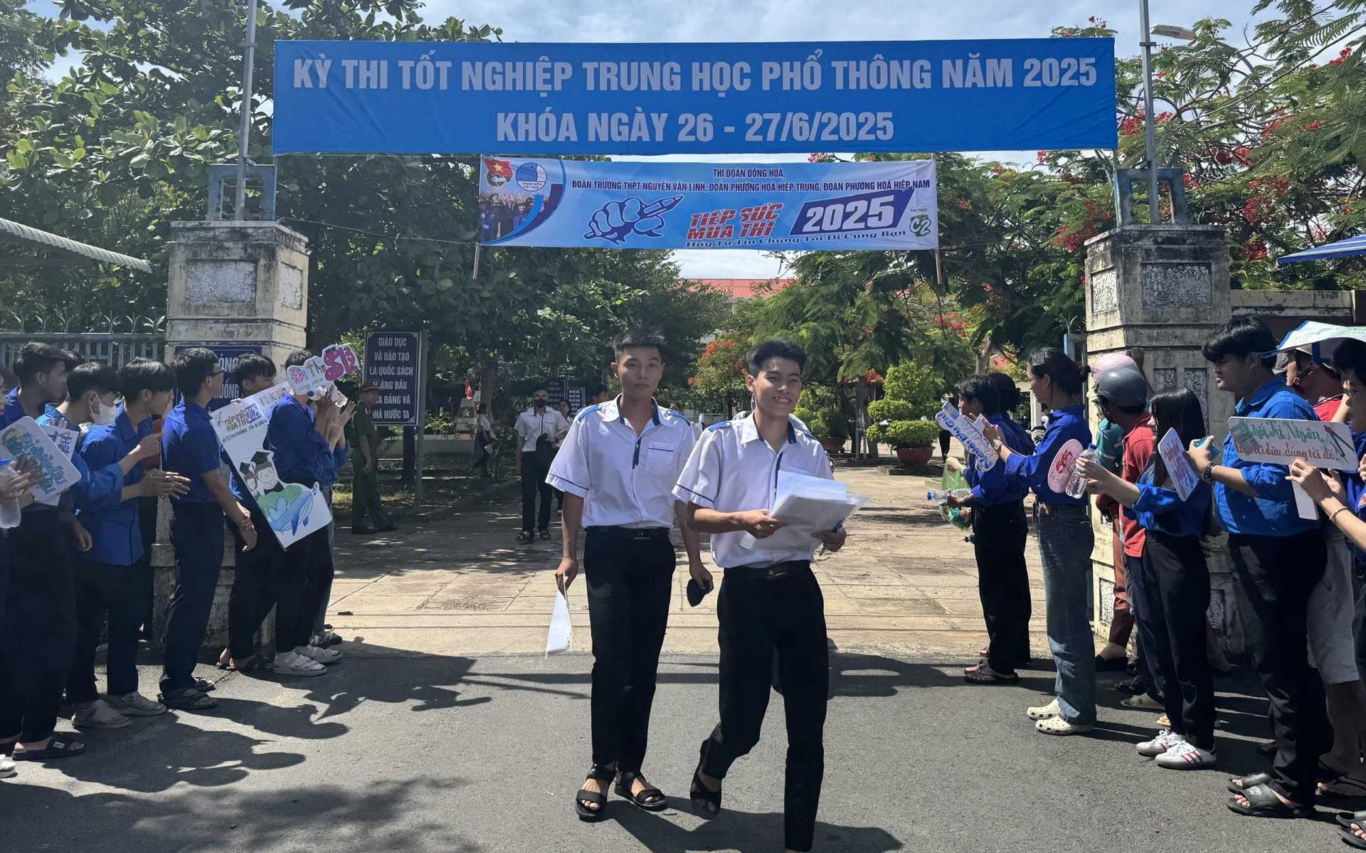 Los candidatos completaron el primer examen de graduación de secundaria de 2025 con una actitud relajada. Foto: NHU THANH