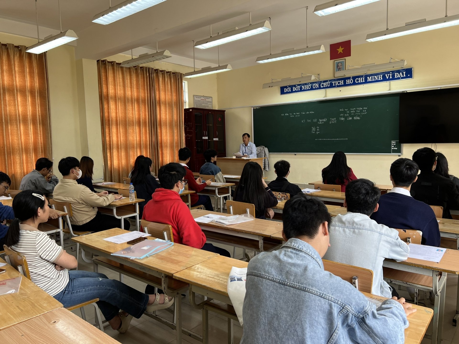 Candidates at Tran Phu High School exam site before taking the Literature test.