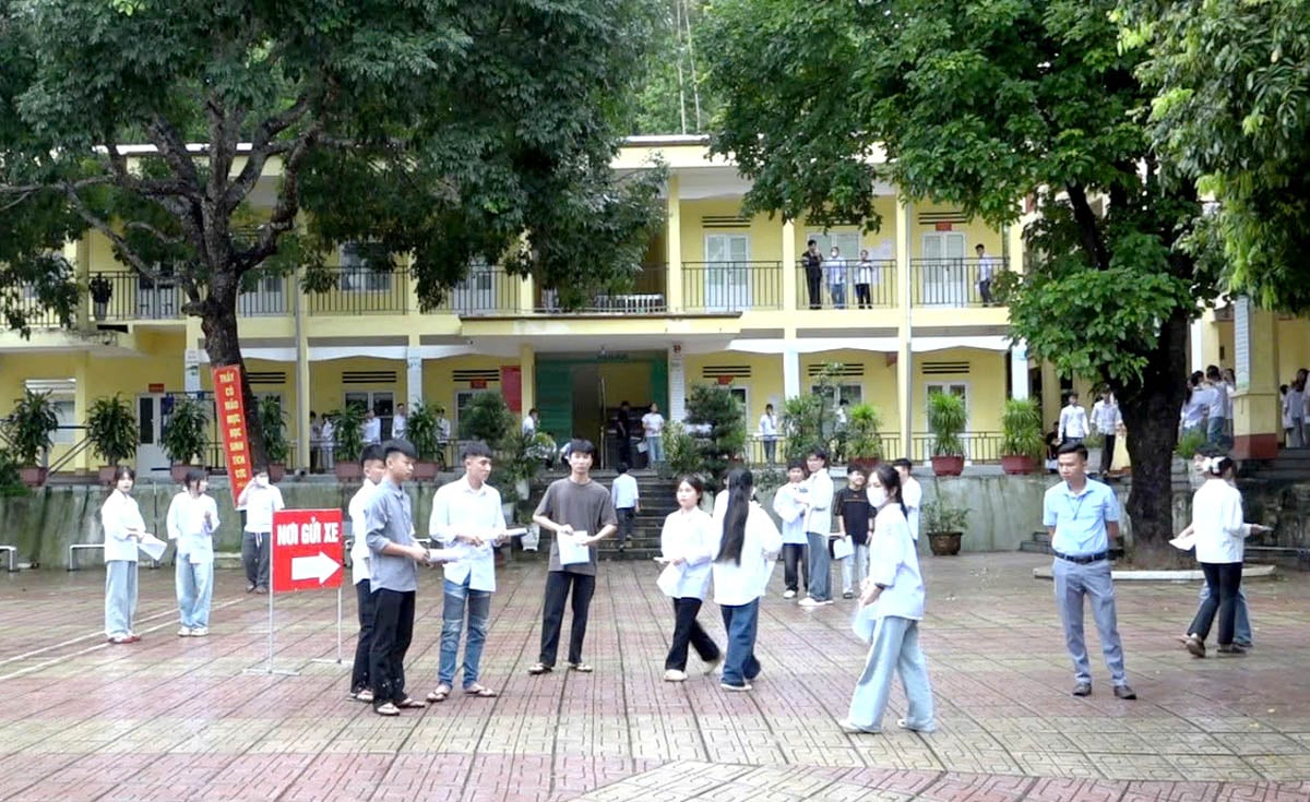 Các thí sinh tại điểm thi Trường THPT Việt Vinh, Bắc Quang trước giờ thi (Ảnh: Thanh Loan).