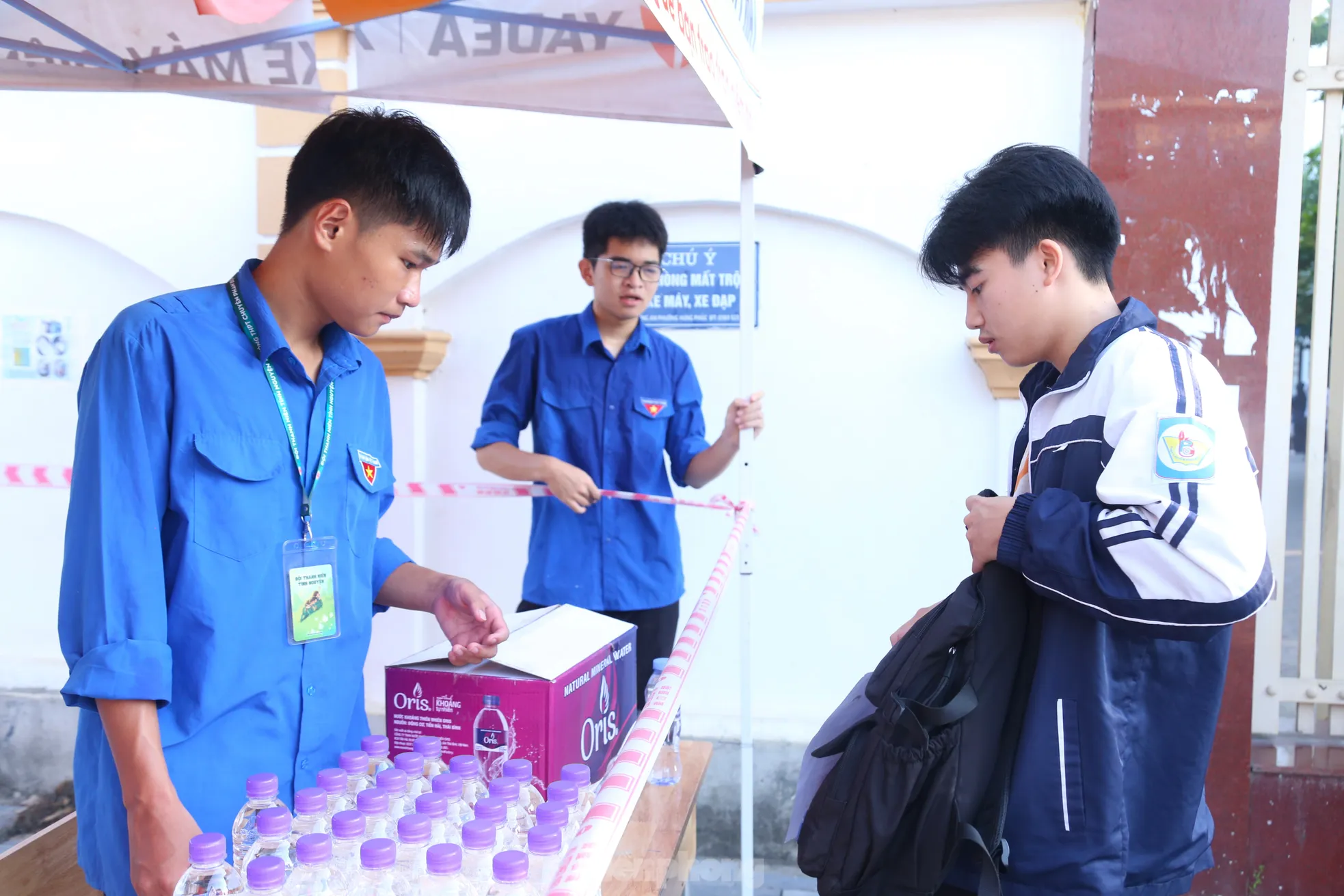 Hành động 'đặc biệt' của sỹ tử trước giờ thi ảnh 3
