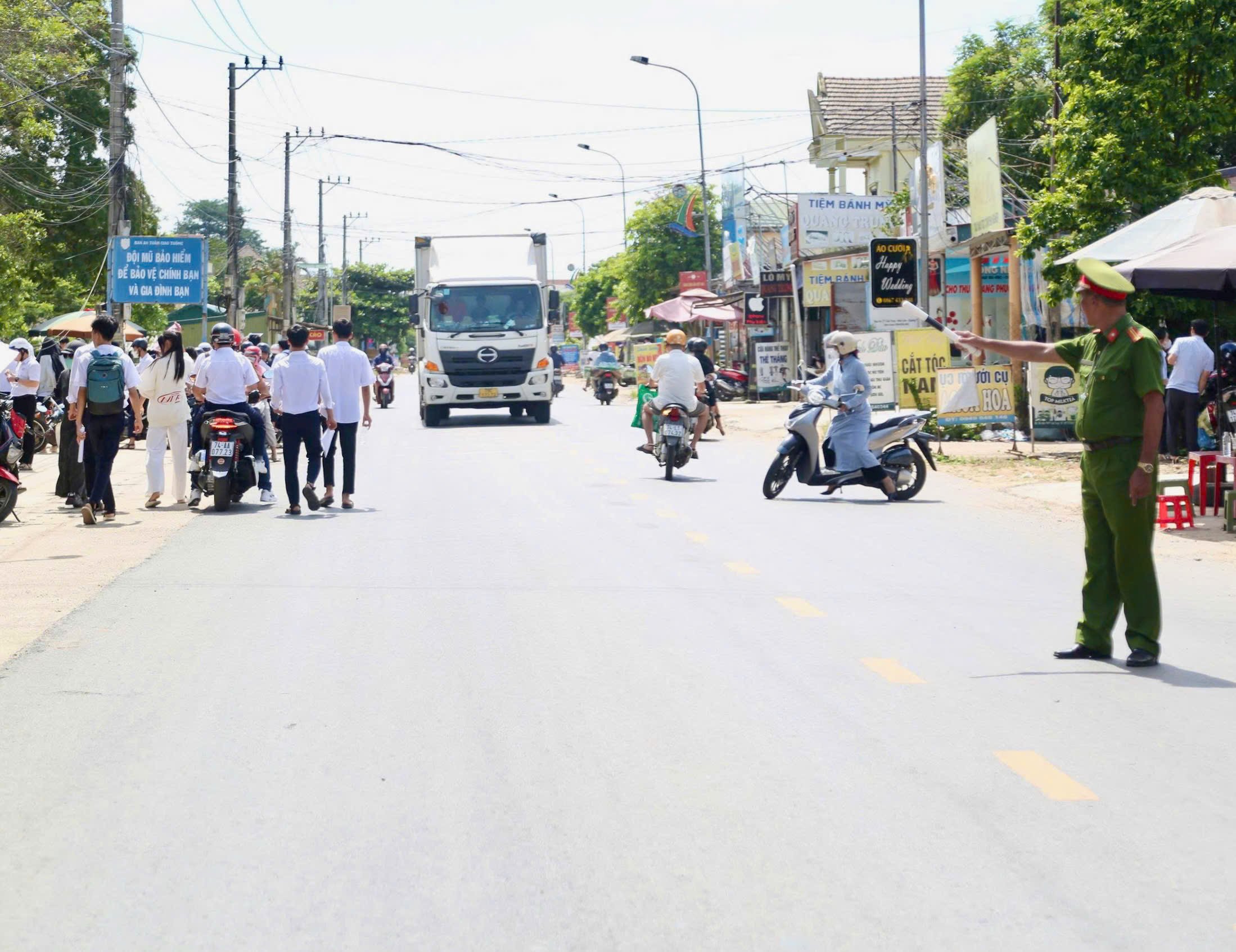 Thí sinh đánh giá đề thi môn Toán kỳ thi tốt nghiệp THPT năm 2025 khó, có tính phân loại cao