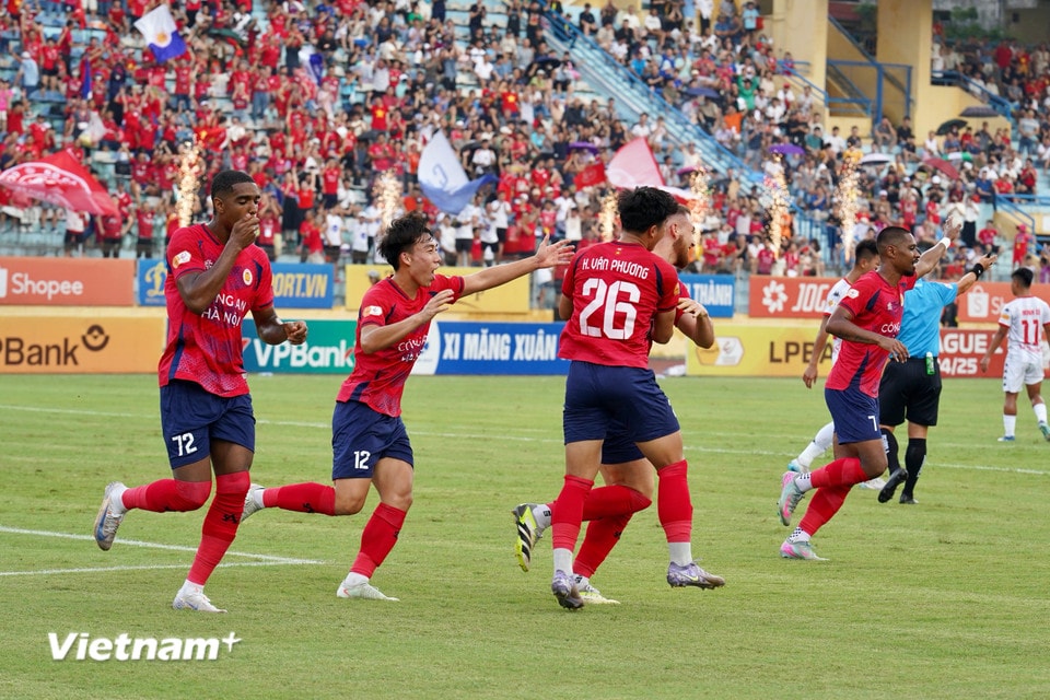 Foreign midfielder Hugo Gomes forced the away team's goalkeeper Dinh Trieu to go into the net to pick up the ball in the 9th minute. (Photo: Minh Thu/Vietnam+)