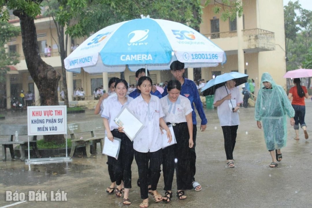 Candidates leave after the Math exam on the afternoon of June 26 at the Ea Sup High School exam site.