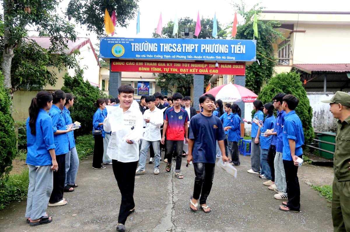 Thí sinh tại điểm thi THCS&THPT Phương Tiến Vị Xuyên (ảnh: VĂN LONG).