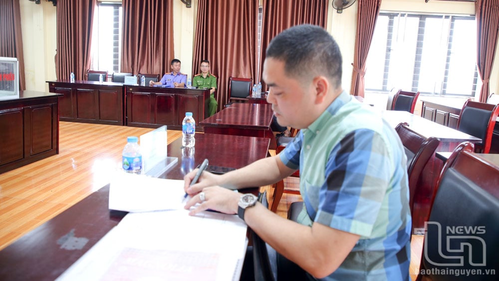 Đại diện Công ty TNHH Sản xuất và Dịch vụ tổng hợp DHA ký biên bản trúng đấu giá.