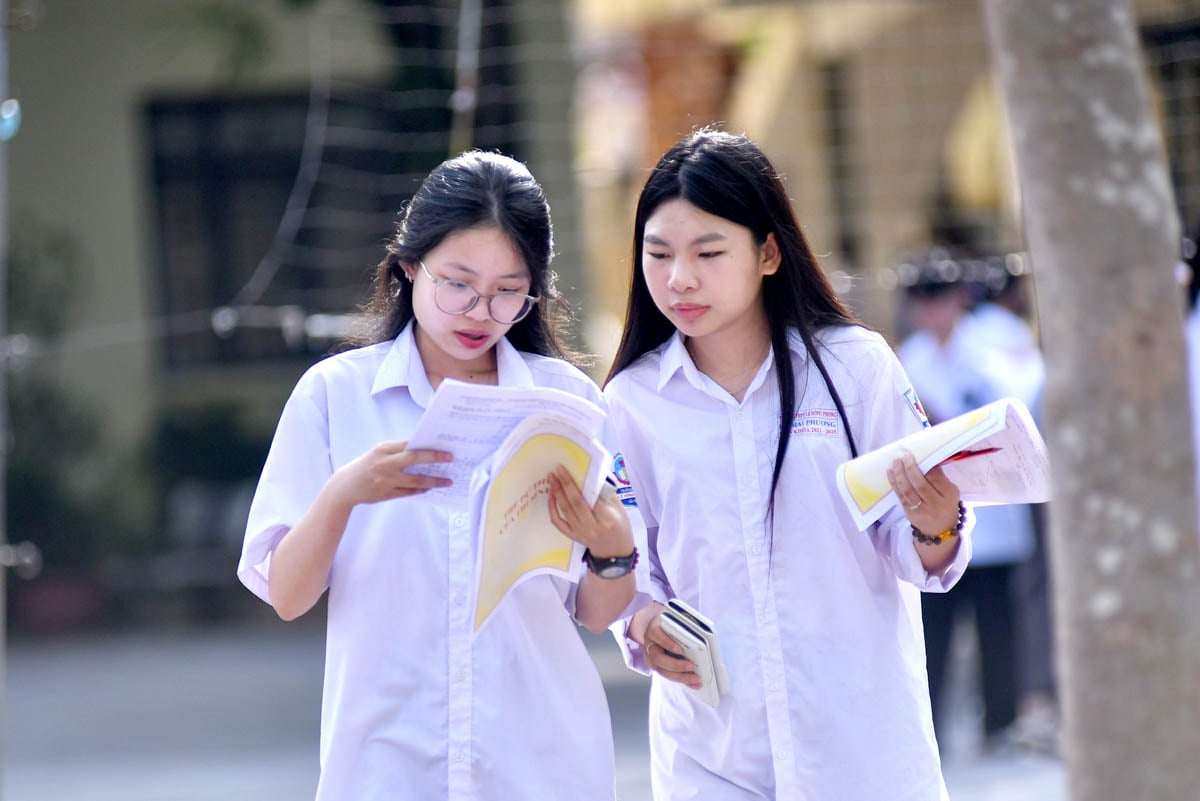 Thí sinh đánh giá đề Toán năm nay cần tư duy cao (Ảnh: Khánh Linh).