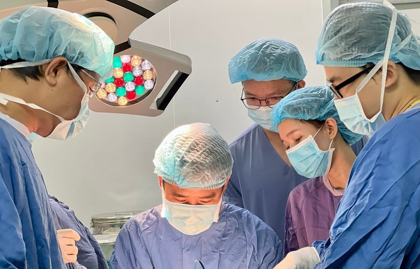 El médico realizó una cirugía al paciente.