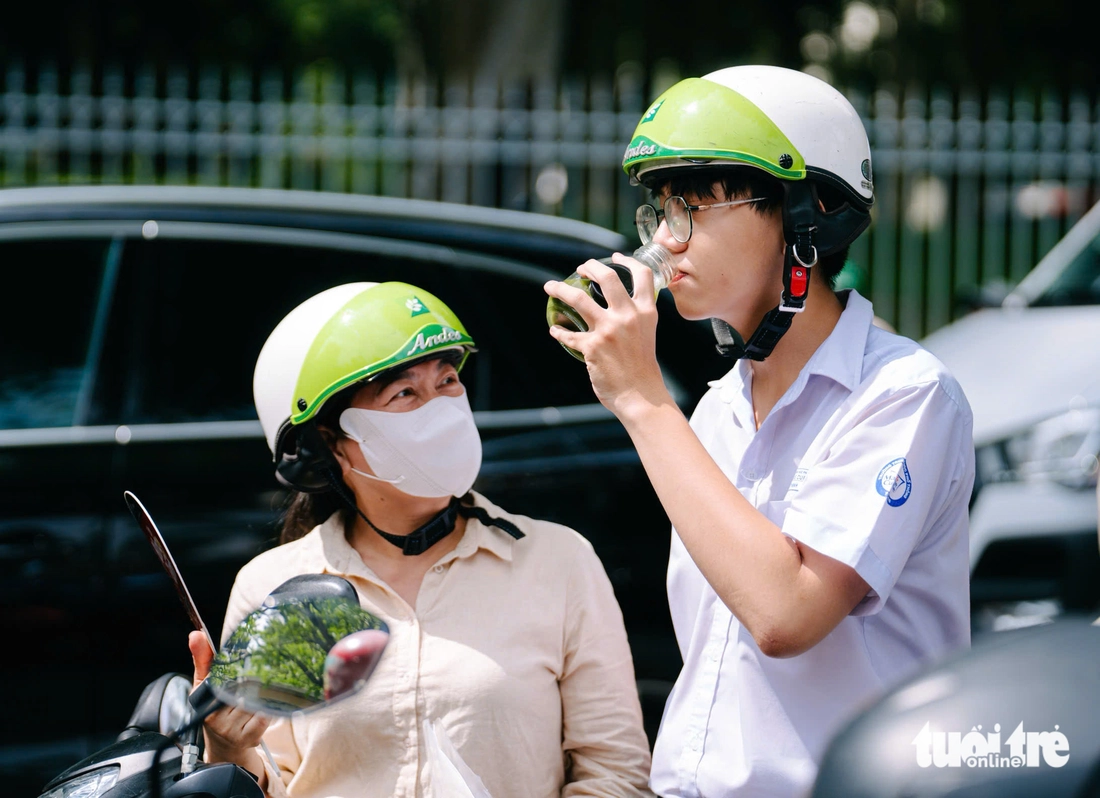 Phụ huynh dang nắng, dầm mưa chờ con thi tốt nghiệp - Ảnh 10.