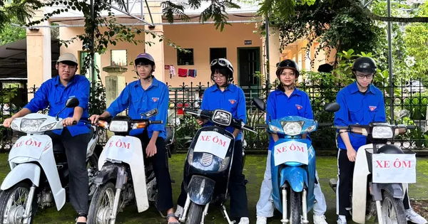Dien Bien and Son La youth motorbike taxi drivers pick up and drop off candidates for the 2025 high school graduation exam