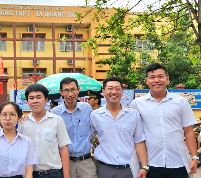 Thí sinh 40 tuổi thi tốt nghiệp THPT: 'Tôi muốn con nhìn vào để cố gắng' - Ảnh 1.