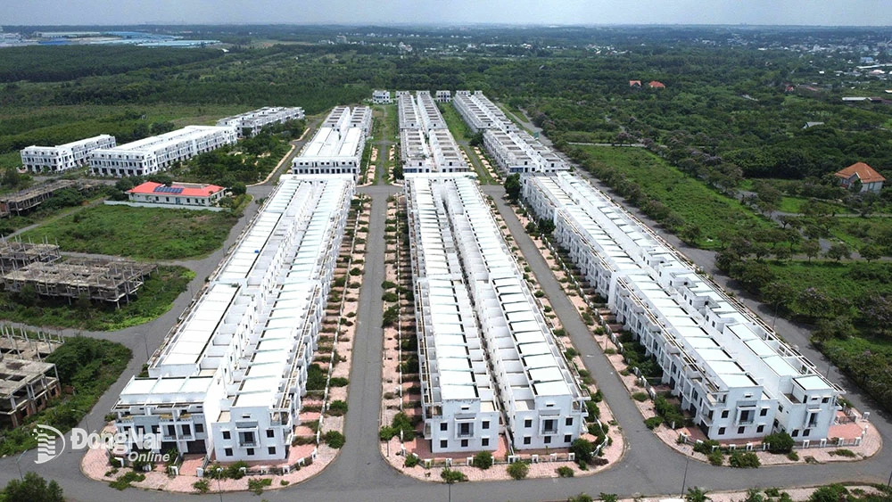 680 maisons construites illégalement dans le projet de zone résidentielle de Tan Thinh (commune de Doi 61, district de Trang Bom).