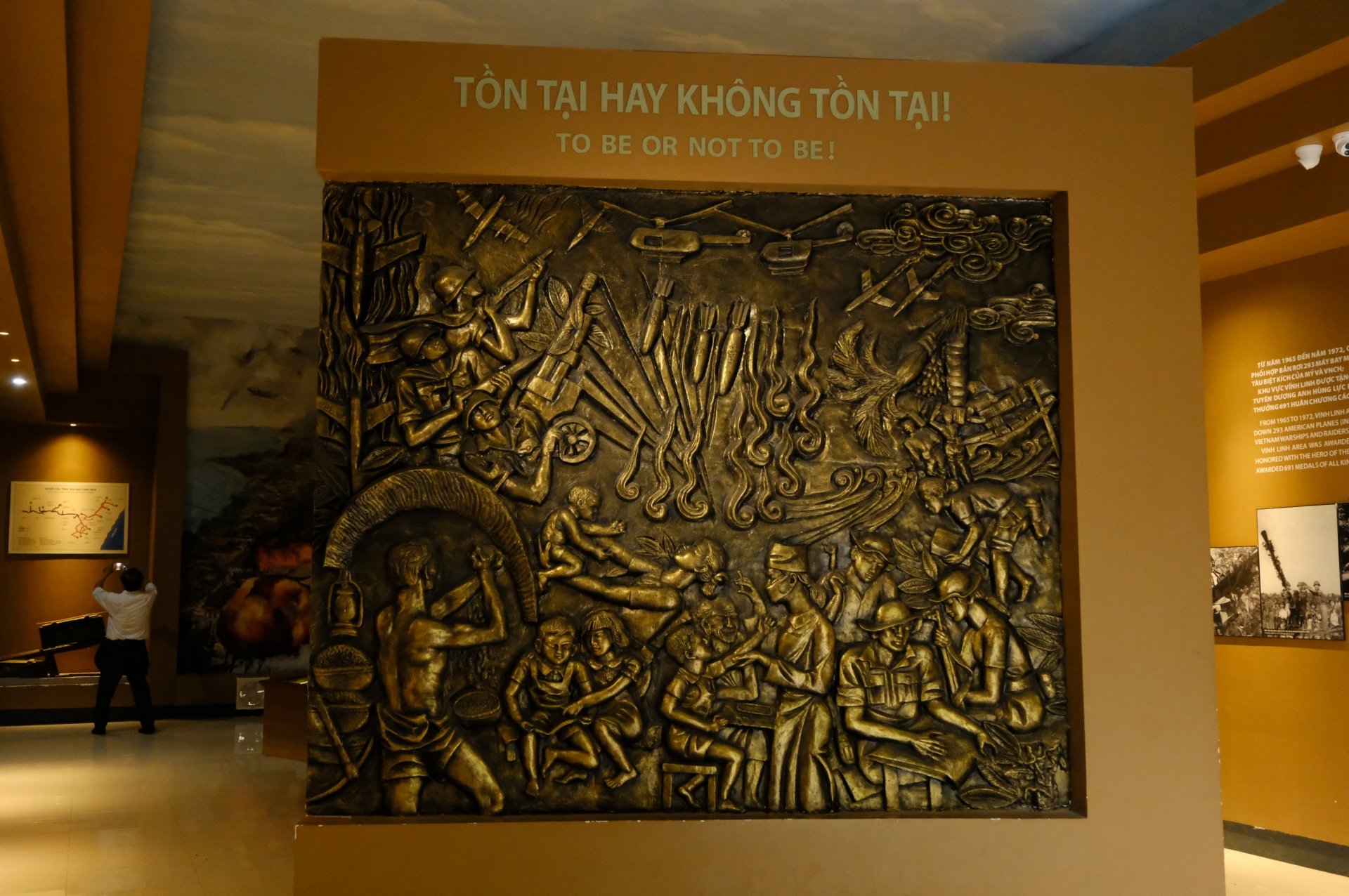 : Bức tượng đồng Tồn tại hay không tồn nổi bật trong Phòng trưng bày bổ sung các hiện vật, hình ảnh về Địa đạo Vịnh Mốc và hệ thống làng hầm Vĩnh Linh