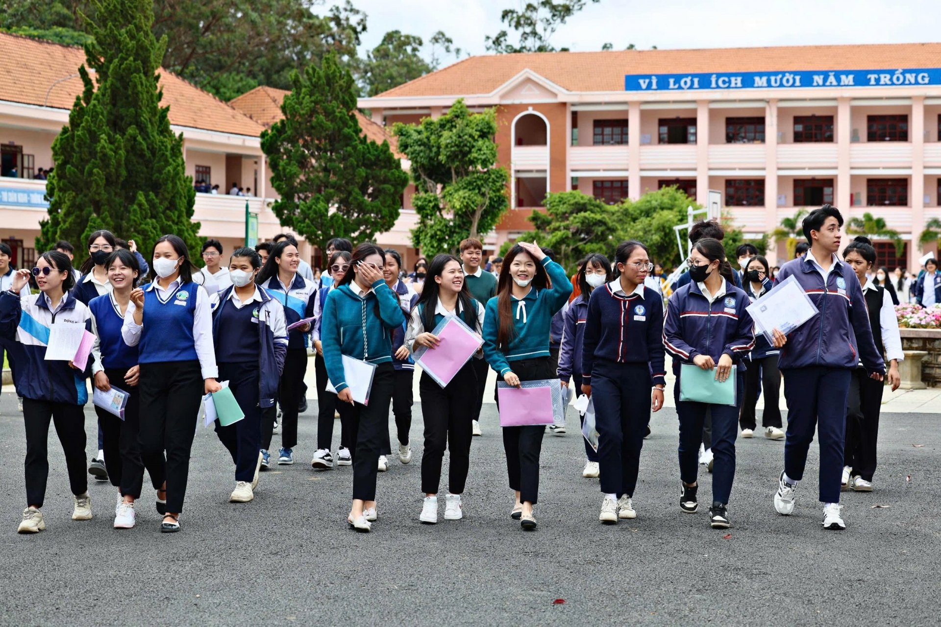 បេក្ខជន​នៅ​មណ្ឌល​ប្រឡង​វិទ្យាល័យ Bui Thi Xuan បាន​បញ្ចប់​ការ​ប្រឡង​គណិតវិទ្យា។